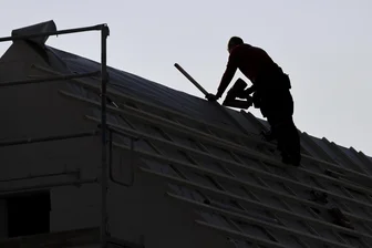 Falsche Handwerker betrügen Neukirchner um 17.000 Euro - Die Unbekannten versprachen eine günstige Dachreparatur.