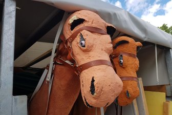 Fast lebensgroße Kamele und vieles mehr: Im Vogtland kommen unzählige Bühnen-Utensilien unter den Hammer - Für den Nachhause-Transport zweier fast lebensgroßer Kamele aus dem Musical „Rebekka“ brauchte es einen geräumigen Anhänger.
