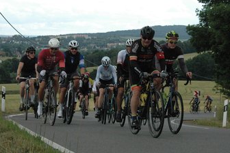 Fichkona rollt durch Mittelsachsen: Das sagen die Radsportler nach der Zielankunft am Kap Arkona - Zwischen Rochlitz und Colditz wurde es noch einmal hügelig. Hier kämpft sich Gruppe 4 die S-Kurven von Weiditz nach Seupahn hoch.