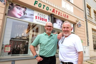 Foto-Express am Plauener Altmarkt hat einen neuen Chef - Haben als Unternehmer einen guten Draht zueinander gefunden: René Abshagen (links), der seinen Foto-Express am Altmarkt zum 1. Juni an Jürgen Löhnert übergeben hat.