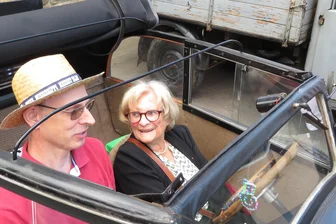 Framo und Barkas in Hainichen: Zeitzeugen und ein besonderer Gast sind tief bewegt - Sybille Krägel saß am Samstag in Hainichen im Framo Piccolo (Baujahr 1935) von Andreas Schroeter.