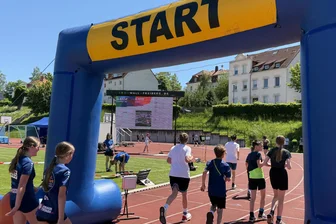 Frankenberg: 803 Sportler drehten insgesamt 30.524 Runden für DRK und Waldlehrpfad - Die LED-Wand zeigte die Ergebnisse in Echtzeit. Jeder Läufer schaute drauf.