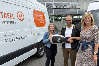 Frankenberg: Tafel-Verein fährt neue Sprinter und eröffnet Gebrauchtwarenhaus - Anne Katrin Koch (r.), Ingolf Lehn und Tafel-Koordinatorin Maxi Lippmann mit den neuen Mercedes-Sprintern.