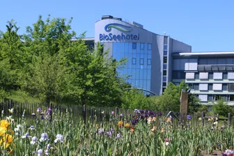 Früher FDGB-Ferienheim, heute Vier-Sterne-Superior-Haus: Das ist neu in vogtländischem Bio-Seehotel - Über den Iris-Garten blickt man zum Bio-Seehotel.