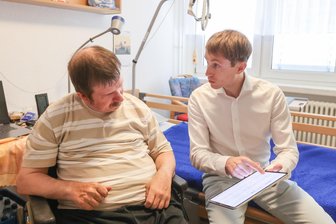 Für die Gesundheit: Chemnitzer Pflegeheim-Bewohner lassen sich mit Hightech kontrollieren - Professor Tom Schaal erklärt Heimbewohner Kamillo Ernst, welche Daten mit dem Neteera-System aufgezeichnet werden.