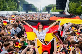Die Fußball-WM beginnt am Donnerstag: Wo gibt’s Public Viewing im Vogtland? - Fanmeilen wie bei der EM 2024 wird es vielerorts nicht geben, denn Anpfiff ist oft erst um 22 Uhr oder später. Public Viewings sind durch Sonderregelung aber möglich.