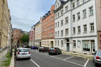 Gefährliche Chemikalien in Chemnitzer Wohnung: „Wie eine tickende Zeitbombe“ - Eigentlich eine eher ruhige Gegend: die Humboldtstraße auf dem Chemnitzer Sonnenberg. Nun gab es zum wiederholten Male einen großen Einsatz wegen explosiver Substanzen in einer Wohnung.