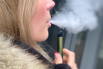 Gefährlicher Vapes-Trend unter Jugendlichen: Sachsens Polizei warnt jetzt vor „Baller-Liquids“ - „Baller-Liquids“ kommen cool daher und verbreiten sich zunehmend unter Jugendlichen und jungen Erwachsenen. Doch was äußerlich wie gewöhnliche E-Zigaretten oder Vapes wirkt, kann hochgefährliche synthetische Drogen enthalten.