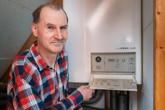 Heizung ausgefallen: Wie ein Erzgebirger beim Jobcenter um Geld für die Reparatur kämpft - Die Gastherme in Gunter Steinerts Haus befindet sich im Dachgeschoß. Im vergangenen Winter war die Heizung ausgefallen.