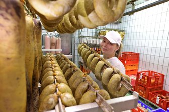 Hier geht’s um die Wurst: Regionale Marke vom Wirtschaftshof Sachsen in Wittgensdorf - Linda Bochmann im Kühllager des Wirtschaftshofes Sachsen in Wittgensdorf.