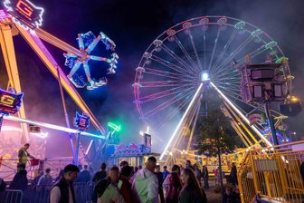 Hoch, höher, am höchsten: Das ist neu beim Freiberger Bergstadtfest - Bergstadtfest 2025: Der Rummel an der Ehernen Schlange ist vor allem bei Jugendlichen beliebt.