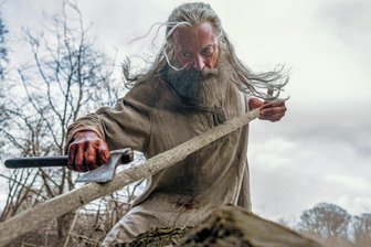 Hugh Jackman als gebrochener Robin Hood: Die radikale Demontage einer Legende - Hugh Jackman als Titelheld „The Death of Robin Hood“. Ein gealterter Robin Hood, stets auf der Hut vor Feinden, die alte Blutschulden einfordern, bringt sein Exil in einer kargen Berglandschaft zu. Entgegen der Folklore war er kein Gesetzloser, der im Namen der Gerechtigkeit raubte, sondern ein blutdürstiger Mörder ...