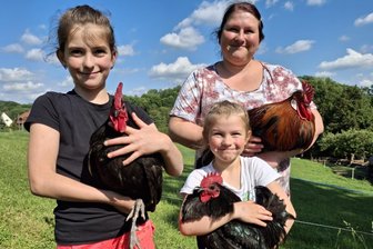 Im „Rosenheim“ in Flöha wird gefeiert, gesungen und um die Wette gekräht - Kristin Hübner mit ihren Töchtern Lotta und Sophia und Hähnen, die wohl um die Wette krähen.