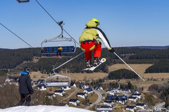 Immer mehr Skigebiete gehen pleite: Selbst berühmter WM-Austragungsort zieht die Reißleine - Kunstschnee auf den Pisten , der Rest der Landschaft ist schneefrei: Der Klimawandel setzt vor allem den Skigebieten in den Mittelgebirgen zu.