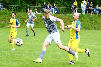 In der Fußball-Erzgebirgsliga bleibt es hitzig - Der Dittmannsdorfer Oliver Weise (Mitte) erzielte gegen Zschopau das 1:0.