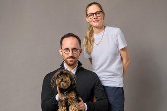 Jazzpianistin Johanna Summer: Musikalisches Blind Date mit Igor Levit - Gruppenbild mit Hund und Dame: Der musikalische Beitrag von Igor Levit hat Johanna Summer bei der gemeinsamen Studiosession besonders berührt.