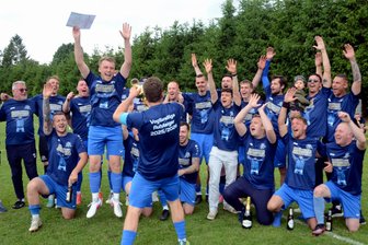 Jubel beim VfB Großfriesen: 114 Tore krönen erstmaligen Aufstieg in die Vogtlandliga - Die Fußballer des VfB Großfriesen haben am Sonntag beim Auswärtsspiel in Bergen den Aufstieg in die Vogtlandliga gefeiert.