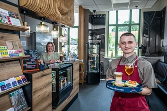 Kaffee und Bagels in Gleisnähe: Café Jens empfängt im Bahnhof Mittweida - Tim Kunze (r.) arbeitet im Café Jens im Bahnhofsgebäude in Mittweida, Anja Krenkel (l.) betreibt das Café mit ihrem Mann Ingo Krenkel.