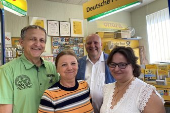 Kay hat’s schon wieder getan: Viertes Geschäft in Neumark gerettet - Auch die Post bleibt in Neumark. Volkmar Klemm, Kerstin Sölle, Kay Oertel und Linda List (von links) steht die Freude darüber ins Gesicht geschrieben.