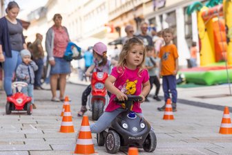 Kinderfest in Annaberger Innenstadt erlebt Premiere - Beim Kinderfest kam die Bobbycar-Strecke besonders gut an – auch bei der dreijährigen Cecilia.