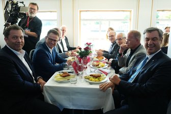 Koalition startet mit Bootstour in heiße Reformphase - Es ist erst das zweite Mal, dass die Koalitionspartner zu einer SPD-Spargelfahrt eingeladen wurden,