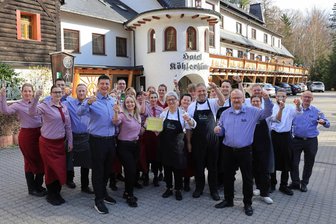 Köhlerhütte und Haus Kuhberg im Erzgebirge mit dem Prädikat „Gästeliebling“ geehrt - Erst im März konnte sich das Team der Köhlerhütte über den Holiday Check Gold Award 2026 freuen.