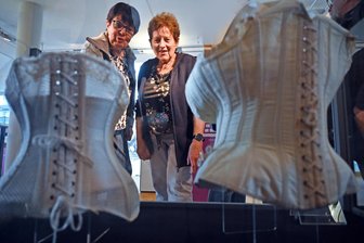 Korsett und Emanzipation: Neue Sonderschau in Oederan eröffnet - Waltraud Heerklotz (l.) und Christine Schulze fachsimpeln in der Sonderschau und sind froh, sich nicht in ein Korsett zwängen zu müssen.