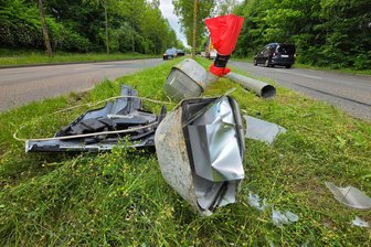 Laterne auf Neefestraße in Chemnitz ist nach Unfall Schrott - Die Straßenlaterne musste wegen Umsturzgefahr von der Feuerwehr abgeschnitten werden.