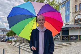 „Lauf abends bitte einen anderen Weg“: Was die queere Community in Plauen erlebt - Fabrice Franke sagt, dass er sich beim Heimweg oft nicht sicher fühlt.