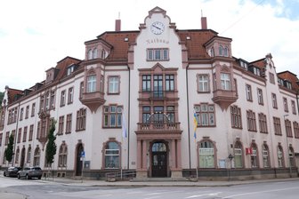 Liveticker zur OB-Wahl in Aue-Bad Schlema: Wahllokale geschlossen – Auszählung beginnt - Wer wird neuer Oberbürgermeister von Aue-Bad Schlema? Die Entscheidung fällt zwischen CDU-Kandidat Marcus Hoffmann und Bewerber Stefan Hartung von der rechtsextremen Kleinpartei Freie Sachsen.