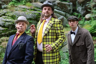 „Mächtig gewaltig“: Gelingt der Olsenbande auf der Greifenstein-Bühne im Erzgebirge der nächste Coup? - Die Olsenbande: Hans B. Götzfried als Egon, Marvin Thiede als Benny und Rouven Klischies als Kjeld. Er wird nun gespielt von Vinzenz Wegmüller.