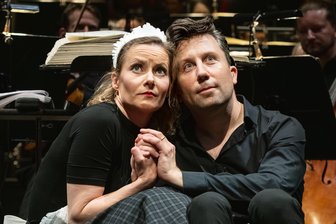 Mehr Revue als Operette? Warum „Der Vogelhändler“ mit Teresa Weißbach in Chemnitz polarisiert - Herz und Seele des „Vogelhändlers“: Teresa Weißbach als Irmi Polter mit Generalmusikdirektor Benjamin Reiners.