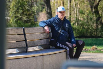 Dieser Chemnitzer leidet an CRPS: „Mein linker Arm ist nur noch ein Anhängsel“ - Schmerzpatient Tim Wohllebe versteckt seinen linken Arm lieber.