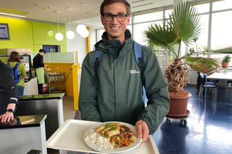 „Studentenfutter“ in Freiberg und Mittweida: Warum gekochte Kartoffeln es schwer haben - Arne Hänsch beim Mittagessen in der Mensa Freiberg. Der Geoökologie-Student aus Leipzig hat Frühlingsrolle, asiatisches Gemüse und Basmatireis gewählt.