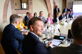 Michael Kretschmer: „Ich wünsche mir eine S-Bahn von Dresden nach Döbeln“ - Zu ihrer auswärtigen Kabinettssitzung trafen sich die Mitglieder der Sächsischen Staatsregierung im Schloss Rochlitz.