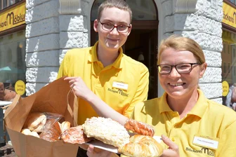 Mit Brötchen aus Oederan und Babys aus Mittweida: Fünf gute Nachrichten aus Mittelsachsen - Mandy Kiesewalter und Markus Grimm mit „Feierabendtüten“ der Bäckerei Möbius.