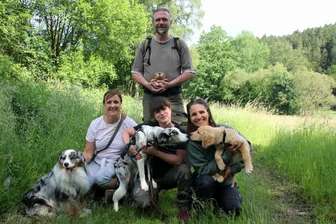 Mit zwei Füßen und vier Pfoten: Diese Vogtländer sammeln Geld für einen Tier-Gnadenhof - Anja Eilenberg, Isabelle Koschek, Jasmin Gruhl (vorn von links) und Markus Burkhardt engagieren sich ehrenamtlich für die Spendenaktion.