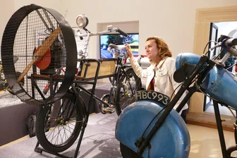 Motorräder mit Propeller und Strahlantrieb: Auf der Augustusburg geht’s ab - Hier bestaunt Claudia Glashauser den Propeller, mit dem dieses historische Lastenrad angetrieben wird.