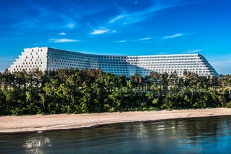 Nach Mega-Ansturm: Neuer Hotel-Gigant an der Ostsee öffnet vorzeitig - Sieht aus wie ein gestrandetes Kreuzfahrtschiff: Das neue Mega-Hotel Golebiewski an der polnischen Ostsee liegt nur 60 Kilometer von Ahlbeck entfernt.