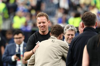 Nach "Noch"-Spruch: So reagieren Nagelsmann und Müller - Julian Nagelsmann und Thomas Müller treffen sich vor dem Spiel.