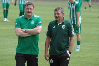 Nach Vertragsauflösung: Legende des Chemnitzer FC hilft wieder an der Seitenlinie - U-18-Landestrainer Olaf Kaplick (l.) holte Ulf Mehlhorn für den Lehrgang mit den zwei Partien gegen den Kosovo mit ins Boot.