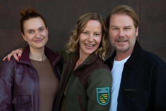 Neue Kommissarin des „Erzgebirgskrimis“: „Im Erzgebirge war ich vorher noch nicht“ - Hier stimmt offenbar die Chemie: Kai Scheve und Teresa Weißbach (Mitte) mit ihrer neuen Kollegin Mathilda Switala gestern zum Pressetermin in Hohenstein-Ernstthal.