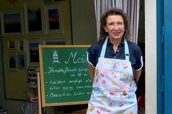 Neue Saison für das Café Moin in Dittersbach: Mit Kaffee, Kuchen und Herzblut - Bereit für eine zweite Saison: Astrid Semrau und ihr Freiluftcafé „Moin“ in Dittersbach.