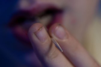 Neuer Trend? Wie Experten Nikotinzahnstocher einschätzen - Ein Kind nimmt einen Zahnstocher in den Mund. Eine Münchner Realschule hat alle Arten von Zahnstochern verboten, weil die Nikotinzahnstocher so schwierig zu erkennen sind.