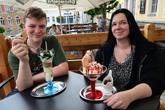 Neues Eiscafé öffnet im Erzgebirge: La Dolce Vita mitten im Stadtzentrum - Attila Voigt und seine Mutter Silke Voigt haben das neue Eiscafé in Lößnitz getestet und sind begeistert.