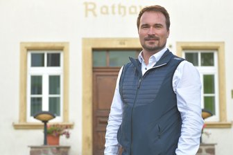 Oberbürgermeister statt Gemeinderat: Philipp Preißler zieht sich aus Großhartmannsdorf zurück - Philipp Preißler im August 2024 vor der ersten Sitzung des Gemeinderates Großhartmannsdorf in der aktuellen Legislaturperiode.