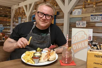 Origineller als nur Nuggets und Nudeln: Das gibt es in Zwickau auf Kinder-Speisekarten - Was auf das zum lachenden Männchen geschnittene Würstchen im Brötchen kommt, entscheiden laut Daniel Meyer im „50s Ville Diner“ die Kinder selbst.