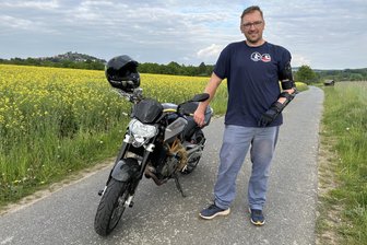 Trotz Handicap aufs Motorrad: Wie sich Paul nach einem Unfall zurück aufs Bike kämpfte - Paul Fertala hat bei einem schweren Unfall einen Plexusschaden im linken Arm erlitten. Es war ein jahrelanger Kampf, ehe er wieder aufs Motorrad steigen und losfahren konnte. Seine Protektorenjacke hat er nur fürs Foto ausgezogen.