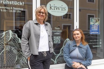Personalmangel: Restaurant am Fichtelberg geschlossen – Löst Burger-Flatrate das Problem? - Das „Kiwis“ in Oberwiesenthal ist derzeit geschlossen. Antje Gahler und Luzie Baumann aus dem Marketingteam der Firma Elldus, zu der das Restaurant gehört, hoffen, dass das Restaurant bald wieder öffnen kann.