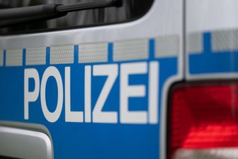 Polizei stellt Pkw-Fahrer: Mit über 100 Sachen durch das Zwickauer Stadtgebiet gebrettert - Das Wort Polizei ist auf einem Fahrzeug zu sehen.